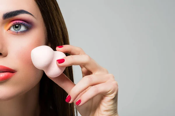 Vrouw doet make-up — Stockfoto
