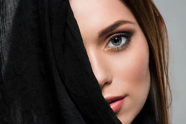 Femme couvrant visage avec tissu noir — Photo
