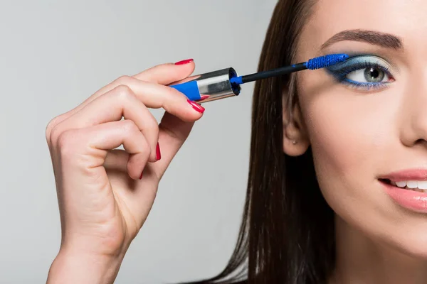 Woman doing eyelashes makeup — Stock Photo, Image