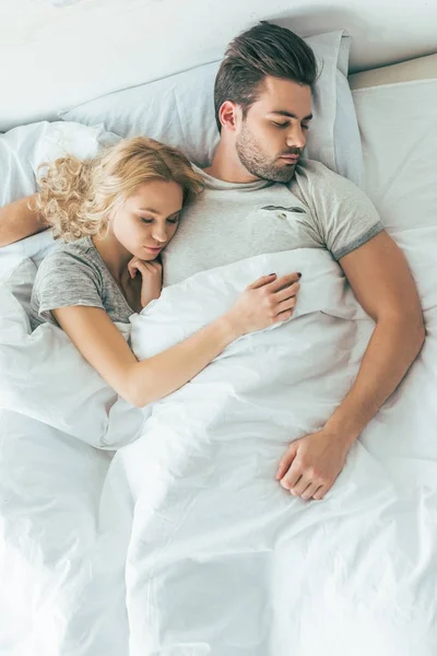 Unga par i sängen — Stockfoto