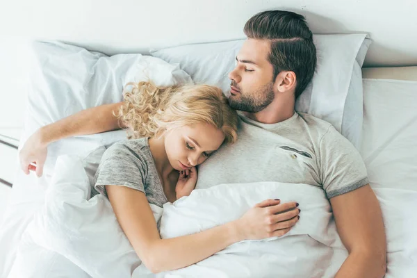 Pareja en la cama — Foto de Stock