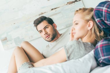 Genç çift yatak odasında.