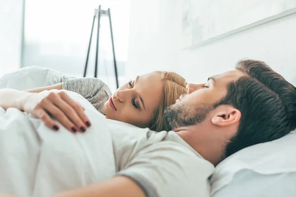 Jovem casal na cama — Fotografia de Stock