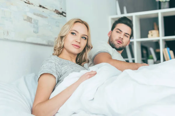 Young couple in bed — Free Stock Photo