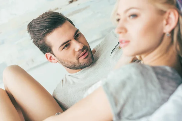 Pareja joven en el dormitorio — Foto de Stock