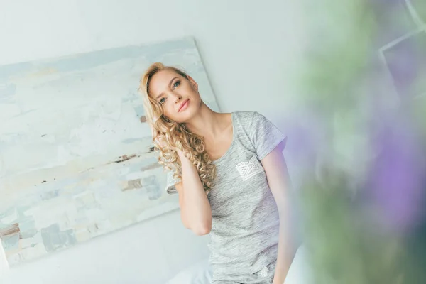 Mujer joven en la cama — Foto de Stock