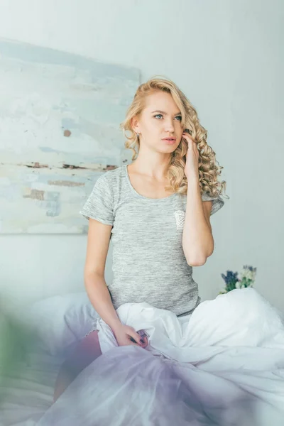 Mujer joven en la cama — Foto de stock gratis