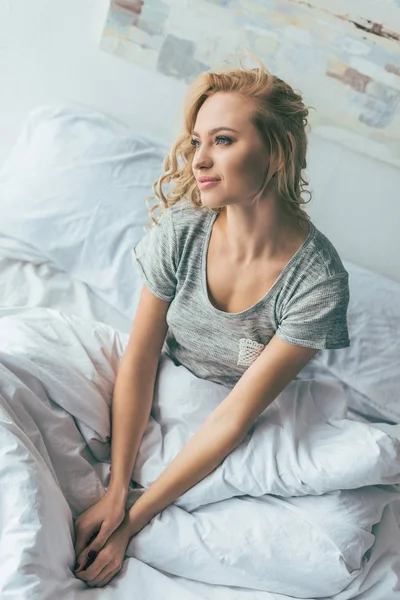 Yatakta genç bir kadın — Stok fotoğraf