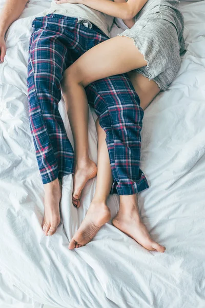 Pareja joven en la cama — Foto de Stock