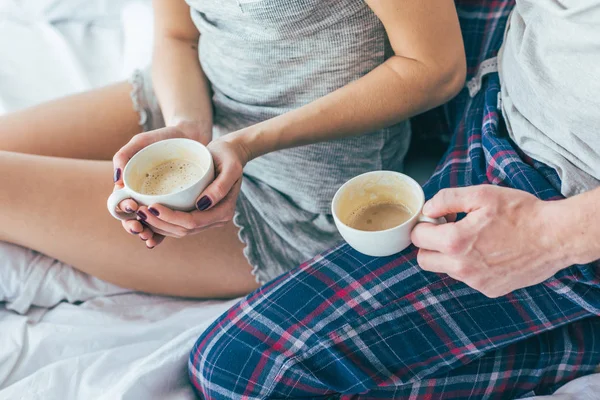 Paar trinkt Kaffee im Bett — Stockfoto