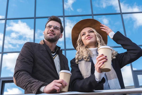 Casal elegante com café para ir — Fotografia de Stock