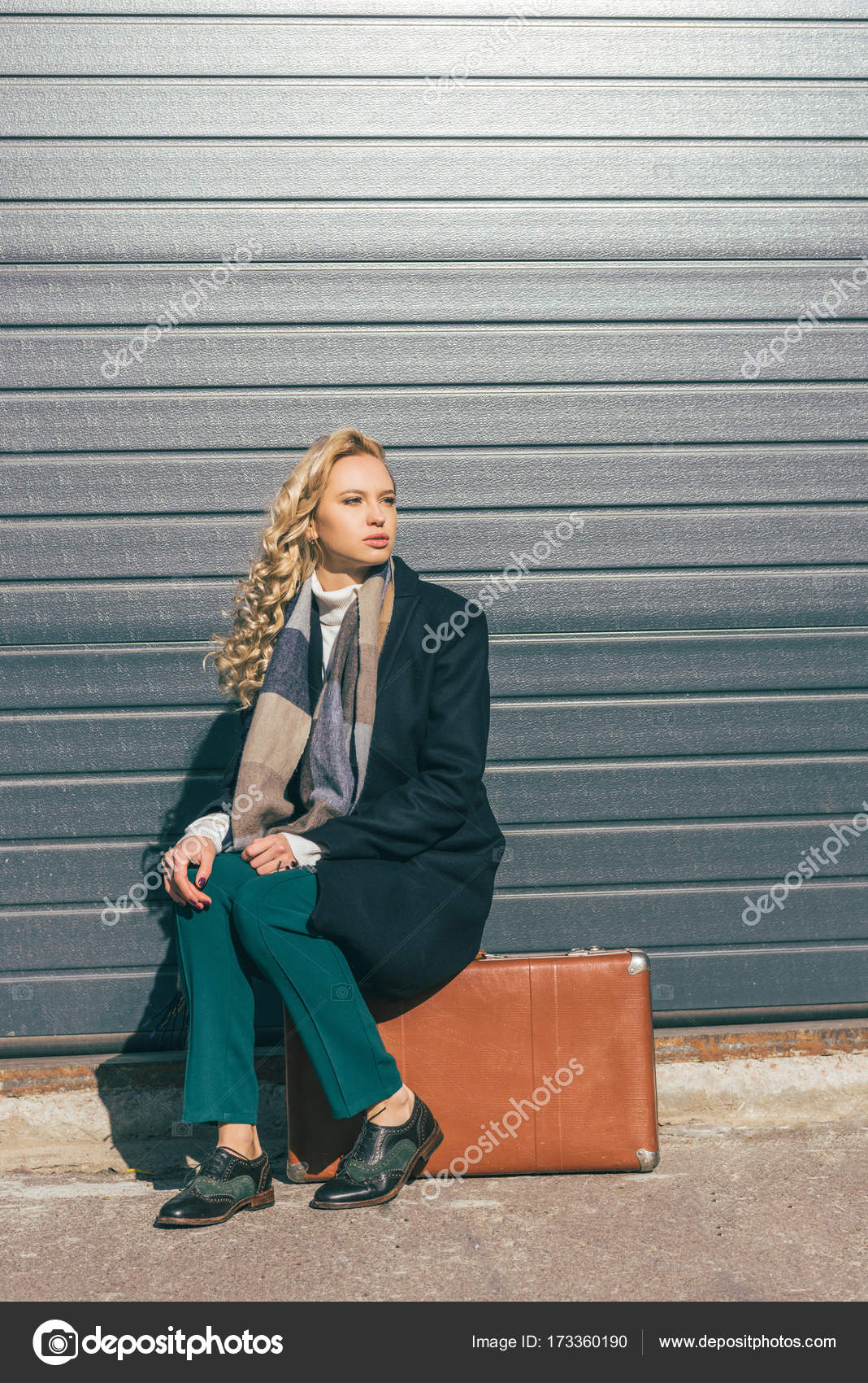 Young woman with suitcase — Free Stock Photo © VitalikRadko 173360190