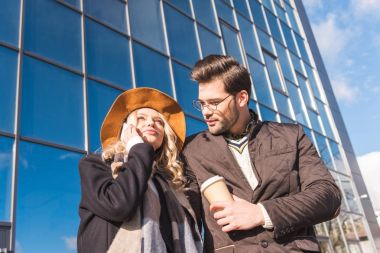 kahve ve smartphone ile Çift