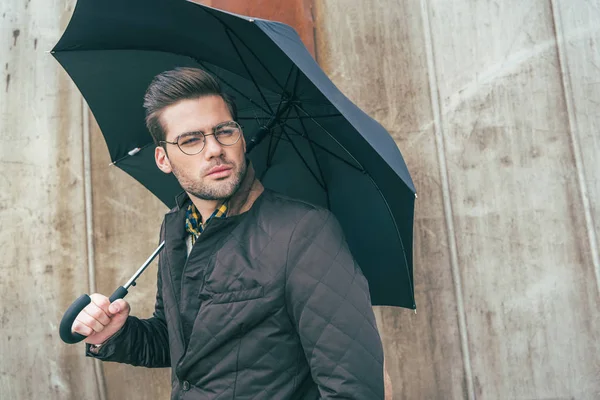Junger Mann mit Regenschirm — Stockfoto