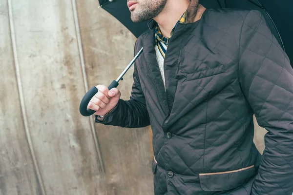 Junger Mann mit Regenschirm — Stockfoto