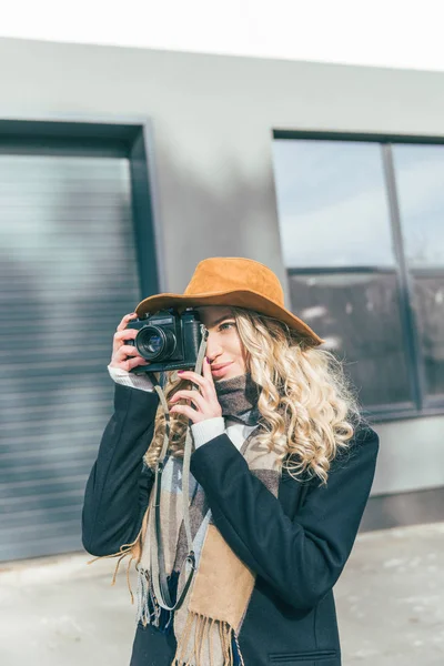 Junge Frau mit Kamera — kostenloses Stockfoto