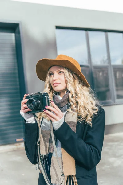 Jovem mulher com câmera — Fotografia de Stock