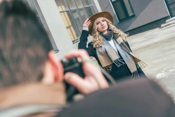 Man with camera photographing girlfriend — Free Stock Photo