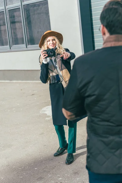 Woman with camera photographing boyfriend — Stock Photo, Image