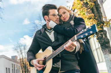 Çift gitar ile sonbahar kıyafeti