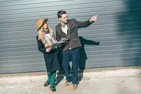 Young couple with map — Free Stock Photo