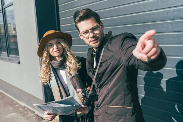 Pareja joven con mapa —  Fotos de Stock