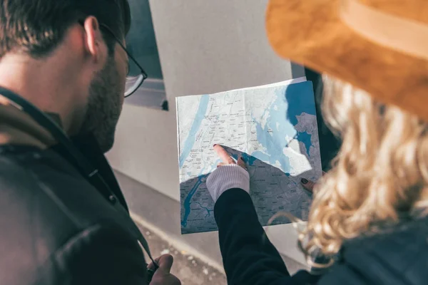 Young couple with map — Free Stock Photo