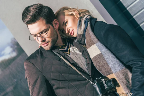 Stylish young couple with camera — Stock Photo, Image