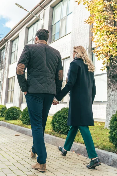 Paar im Herbst-Outfit beim gemeinsamen Spaziergang — Stockfoto