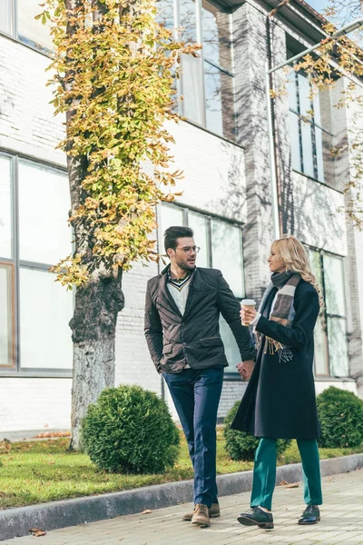 Pareja en otoño traje caminando juntos — Foto de stock gratis