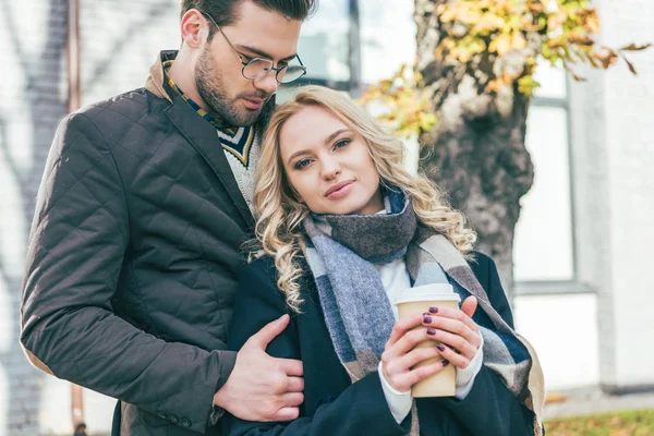 Jong koppel met koffie te gaan — Stockfoto