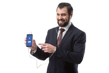 Smartphone vasıl işaret eden işadamı