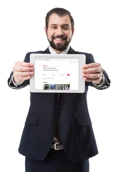 Tablet with airbnb website — Stock Photo, Image