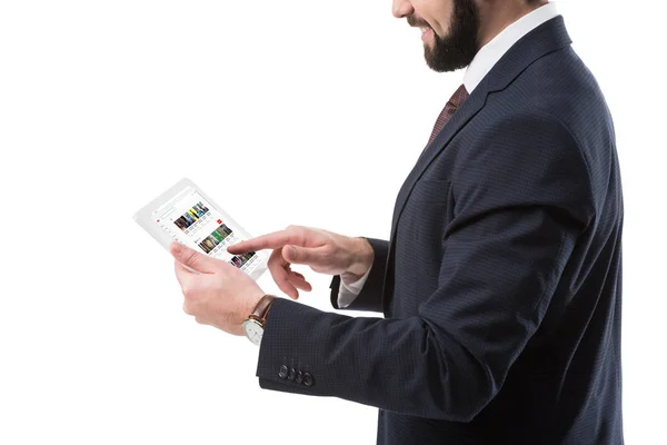 Empresario con tableta con sitio web de youtube — Foto de Stock