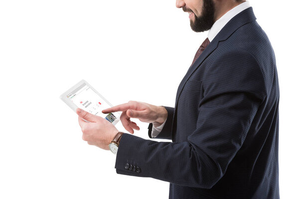 Бизнесмен с планшетом на сайте airbnb
