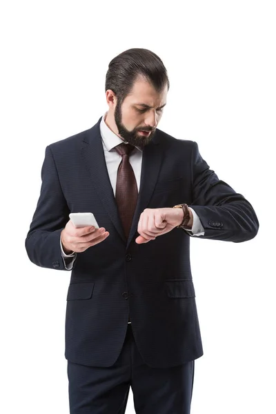 Biznesmen w garniturze za pomocą smartfona — Zdjęcie stockowe