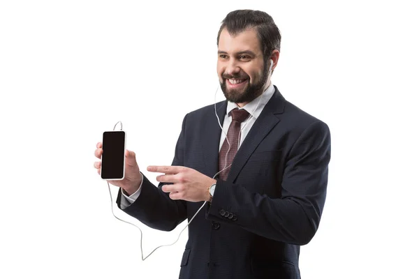 Geschäftsmann zeigt auf Smartphone — kostenloses Stockfoto
