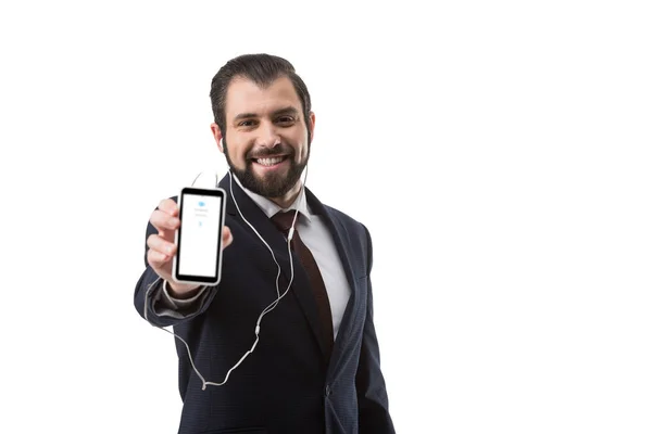 Geschäftsmann zeigt Smartphone mit Webseite — Stockfoto