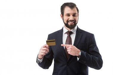 kredi kartı işaret eden işadamı