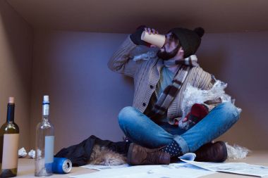 evsiz bir adam drunking alkol