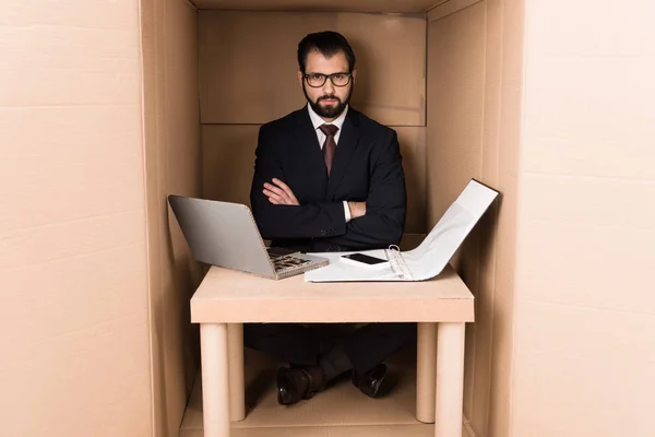 Geschäftsmann arbeitet mit Dokumenten — Stockfoto