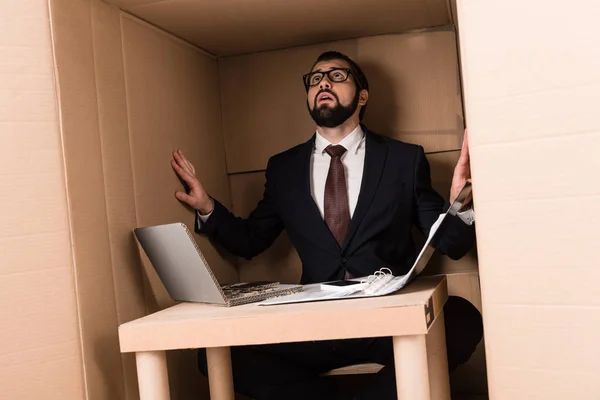 Hombre de negocios con portátil de cartón — Foto de Stock