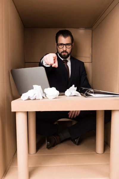 Un hombre de negocios apuntándote — Foto de Stock