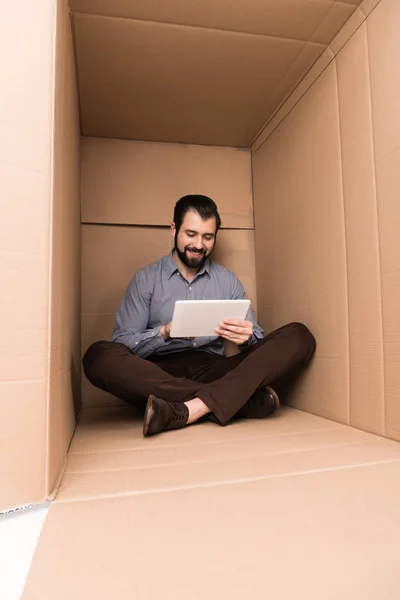 Man using digital tablet — Free Stock Photo