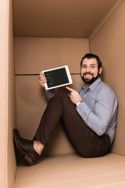 Hombre apuntando a la tableta con código html — Foto de Stock