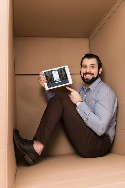 Man pointing at tablet — Stock Photo, Image