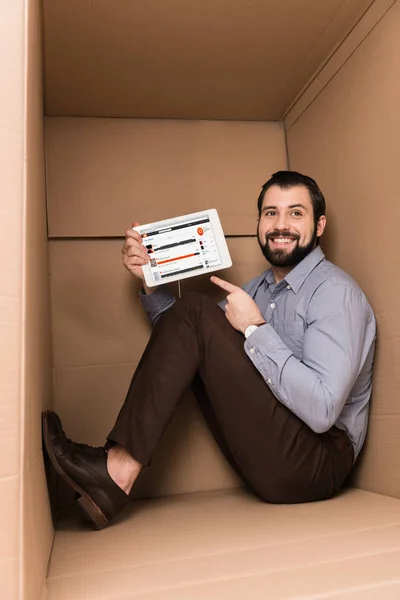 Hombre apuntando a la tableta — Foto de Stock