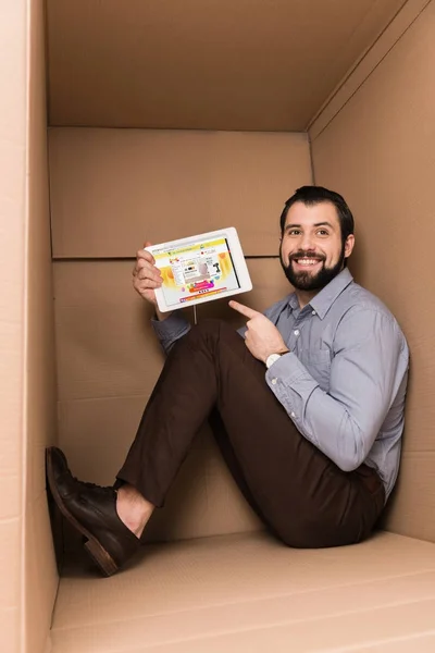 Hombre apuntando a la tableta con aliexpress — Foto de Stock