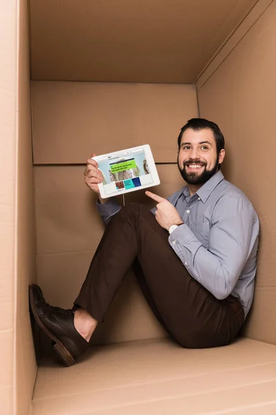 Hombre apuntando a la tableta digital — Foto de Stock