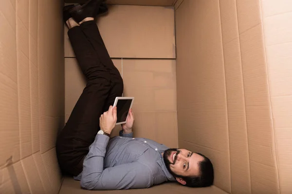 Homem usando tablet digital — Fotografia de Stock